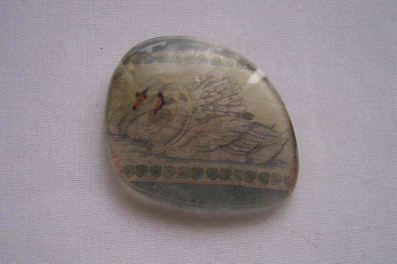 1960Er Jahre Vintage Folk Cottage Kunst Schwäne Brille Linse Pin Brosche 1960Er Jahre Vintage Folk Cottage Kunst Schwäne Brille Linse Pin Brosche von Hiddenbear