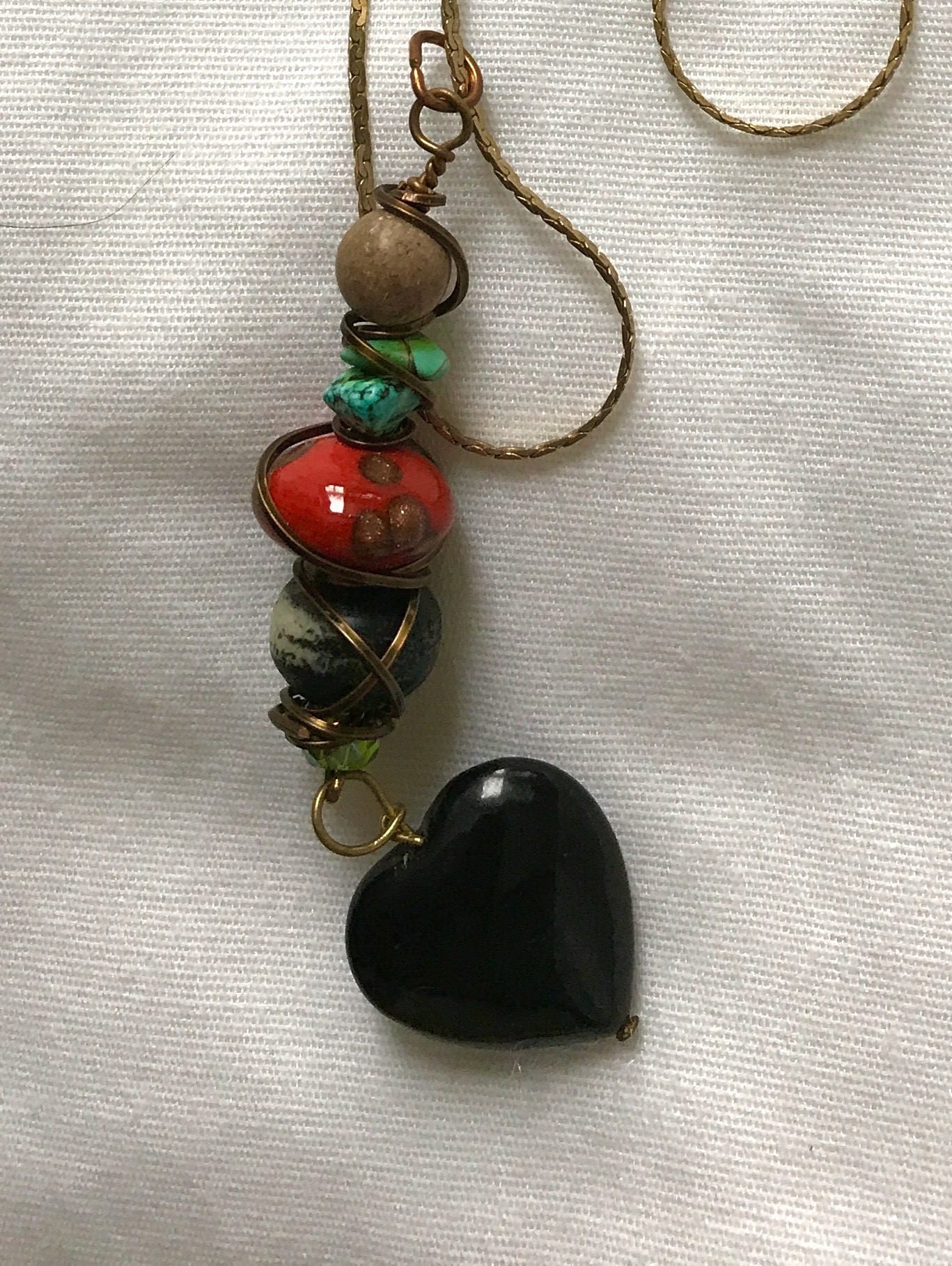 Handgefertigte Onyx Herz Anhänger Halskette Vintage Perlen Edelstein Kette Handgefertigte Onyx Herz Anhänger Halskette Vintage Perlen Edelstein Kette von Hiddenbear