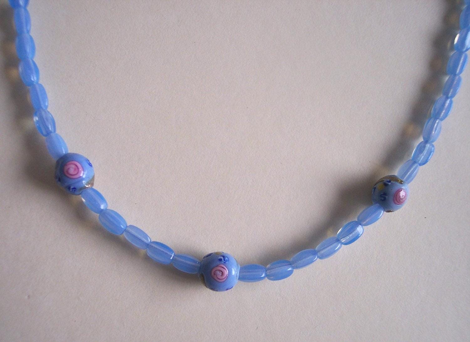 Opal Blaue Fiorato Hochzeitstorte Glasperlen-Halskette Sterlingsilber-Verschluss Opal Blaue Fiorato Hochzeitstorte Glasperlen-Halskette Sterlingsilber-Verschluss von Hiddenbear