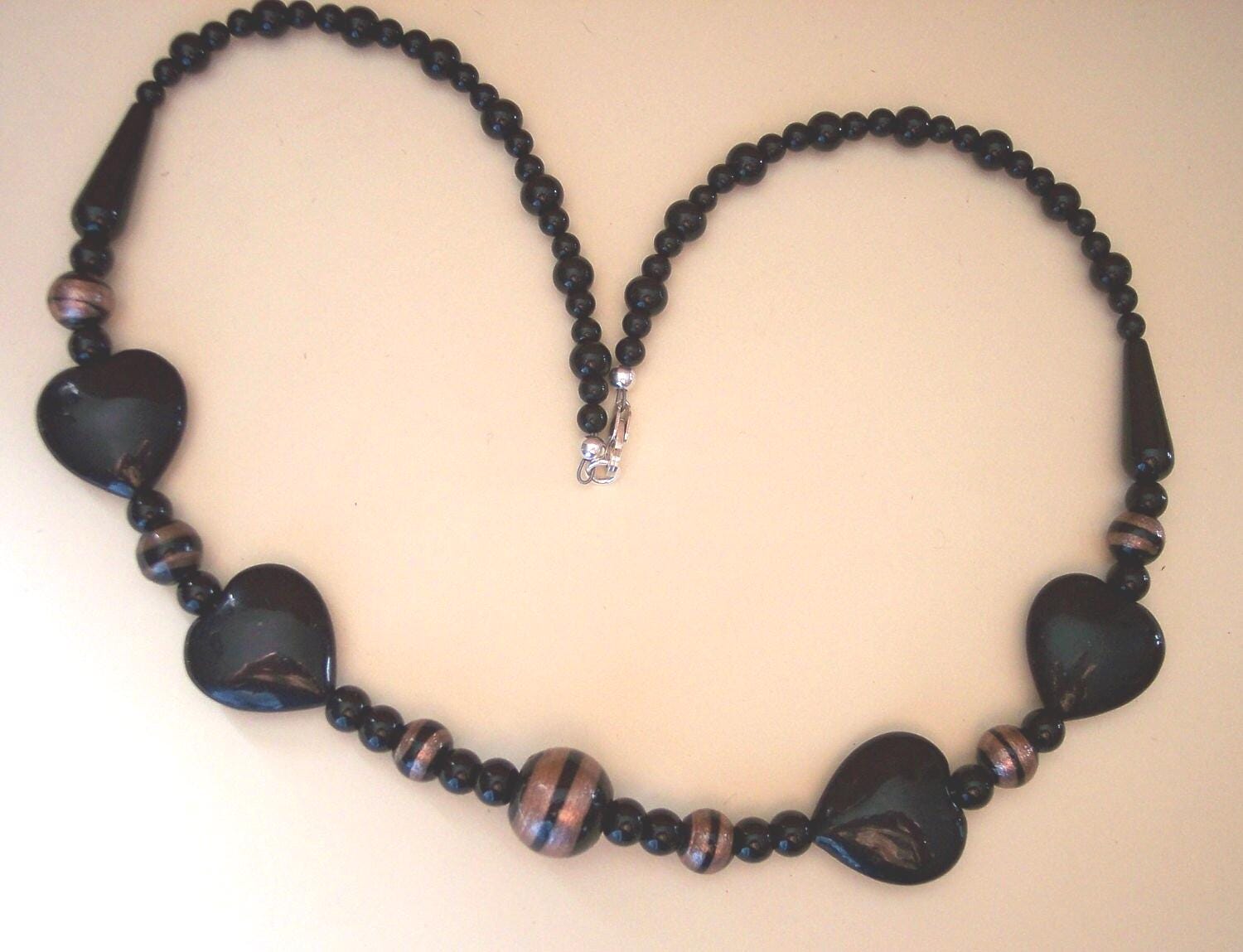 Handgemachte Vintage Schwarze Onyx Herz-Halskette Kupferfolie Perlen, Sterling Silber Handgemachte Vintage Schwarze Onyx Herz-Halskette Kupferfolie Perlen, Sterling Silber von Hiddenbear