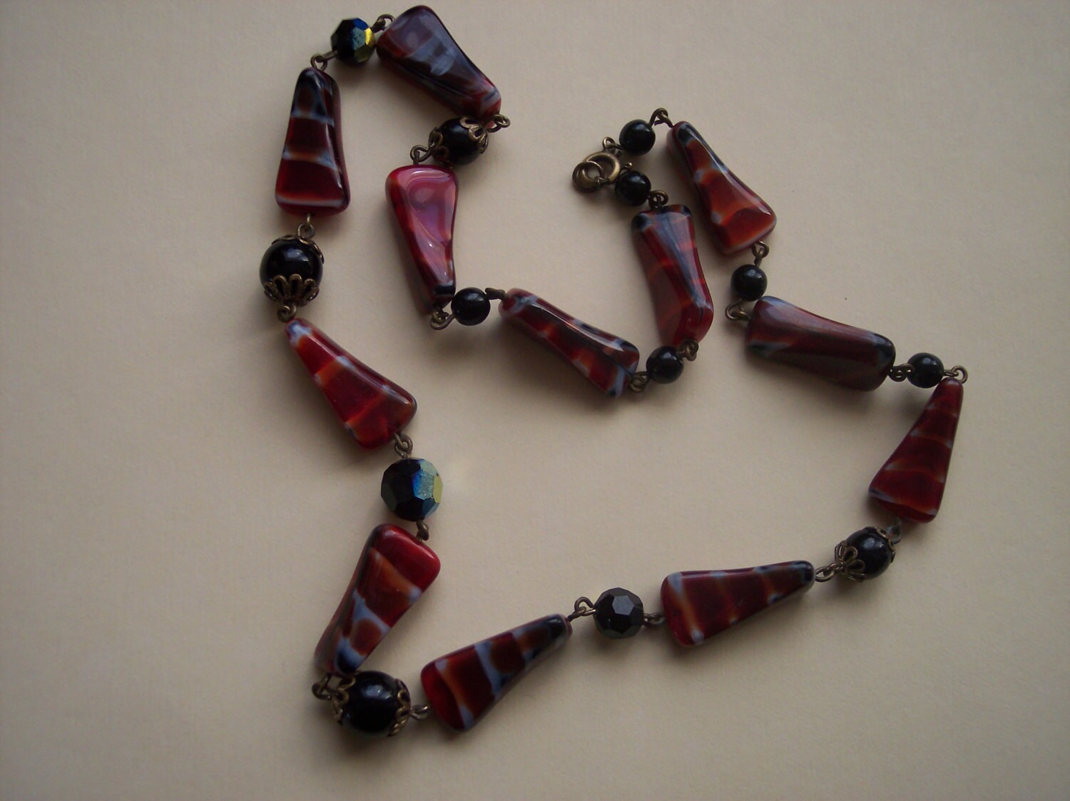 Sale 1950S Vintage Flapper Stil Antike Achat Glas Perlen Halskette Sale 1950S Vintage Flapper Stil Antike Achat Glas Perlen Halskette von Hiddenbear