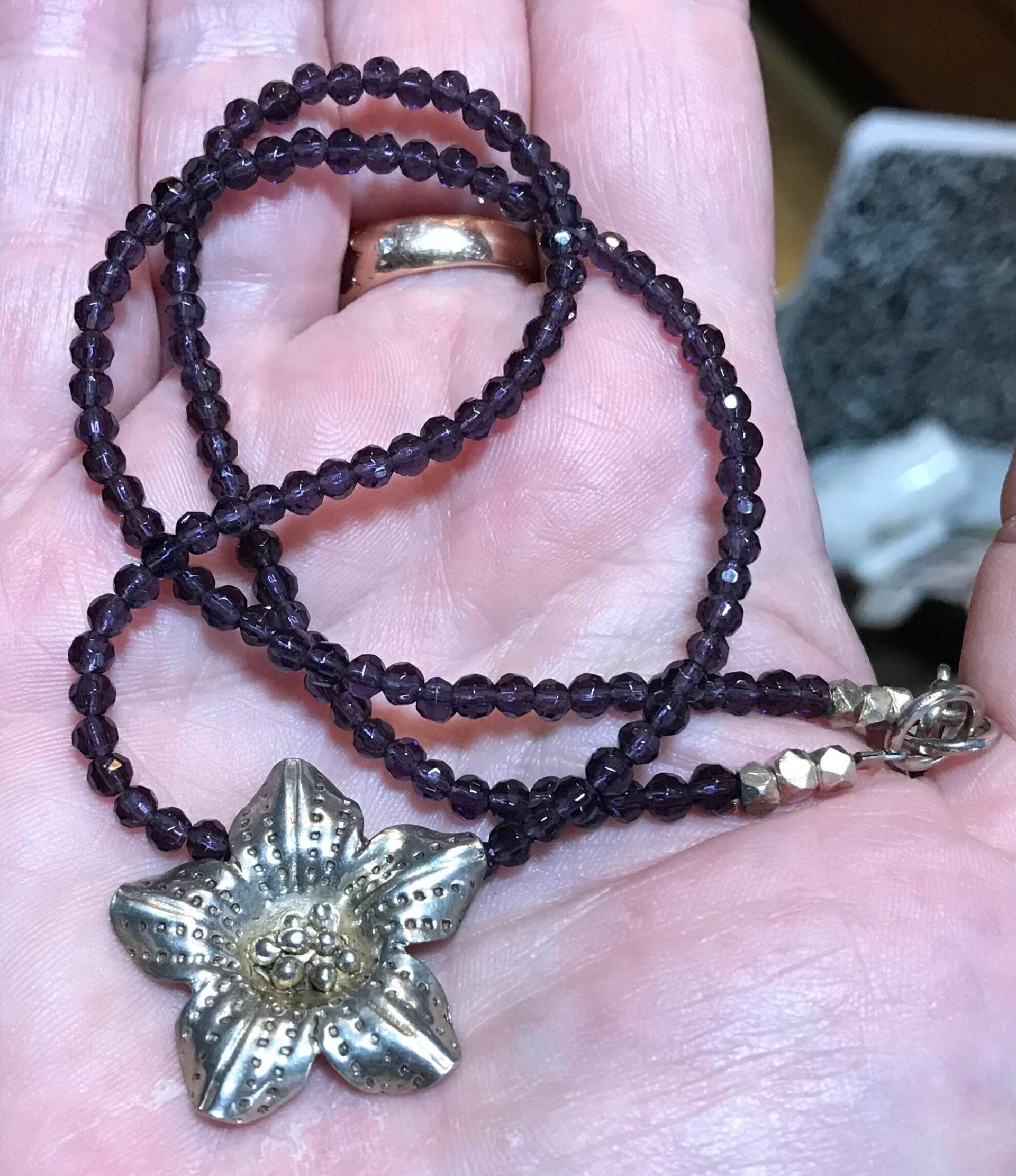 Vintage Amethyst Perlen Handgemachte Halskette Silber Lilie Blume Anhänger Versteckte Bär Vintage Amethyst Perlen Handgemachte Halskette Silber Lilie Blume Anhänger Versteckte Bär von Hiddenbear