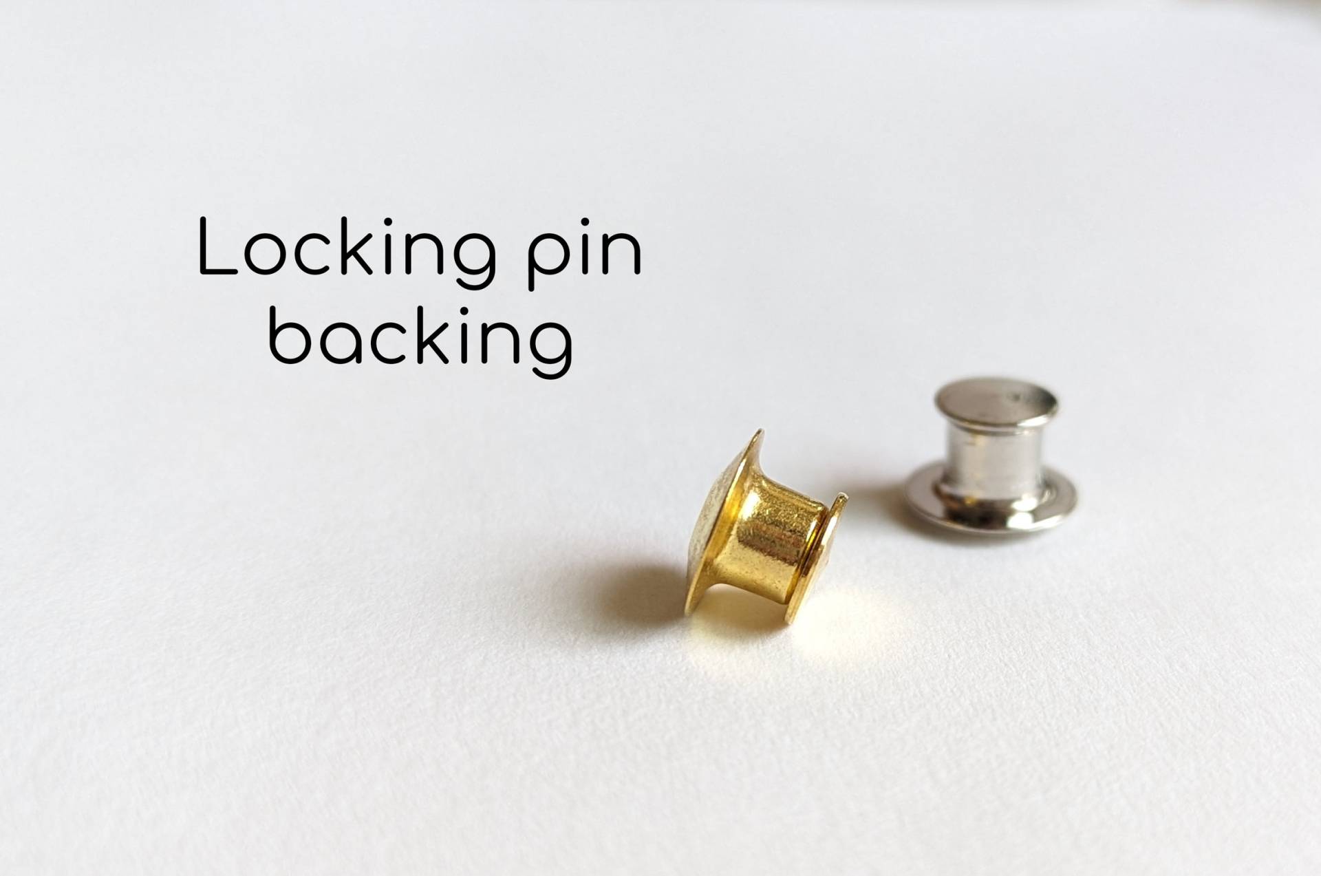 Deluxe Locking Pin Back/Clutch Upgrade | Für Emaille Pins Deluxe Locking Pin Back/Clutch Upgrade | Für Emaille Pins von HideAwayMelon