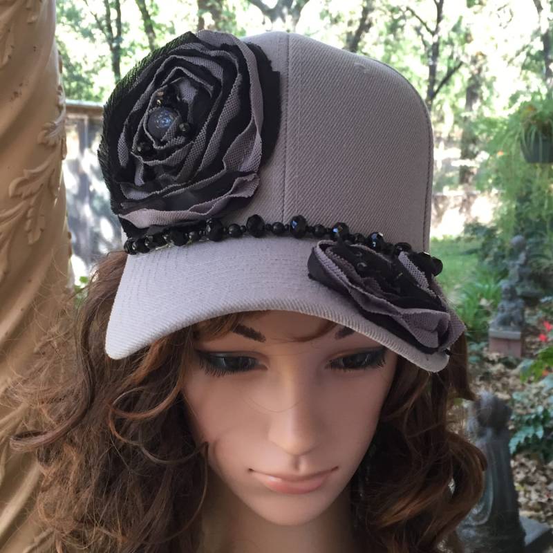 Ball Cap in Grau Mit Schwarzen & Grauen Vintage Blumen Ball Cap in Grau Mit Schwarzen & Grauen Vintage Blumen von Hidehideho