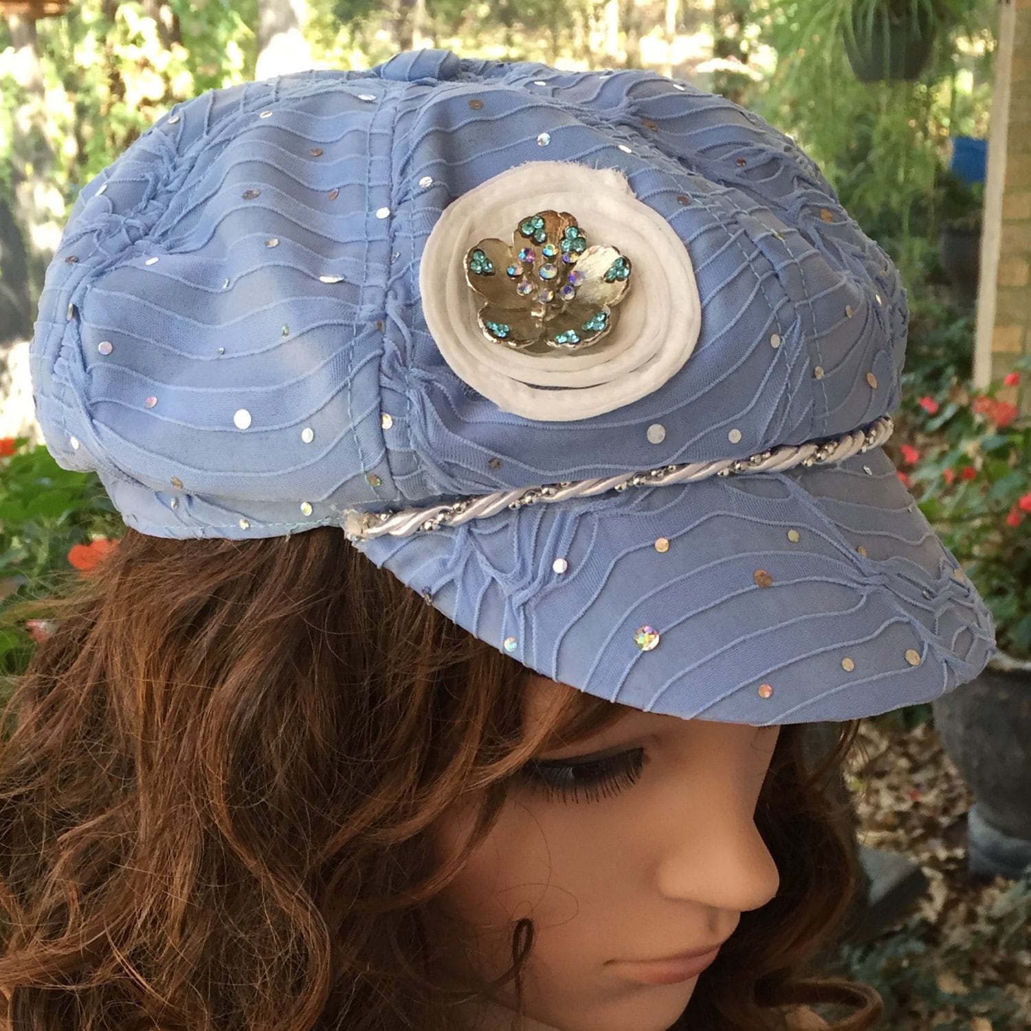 Blaue Spitze Und Strass-Kappe Mit Weißer Band-Blume, Die Gold-Anhänger Weißes Seil Perlen-Band Hat Blaue Spitze Und Strass-Kappe Mit Weißer Band-Blume, Die Gold-Anhänger Weißes Seil Perlen-Band Hat von Hidehideho