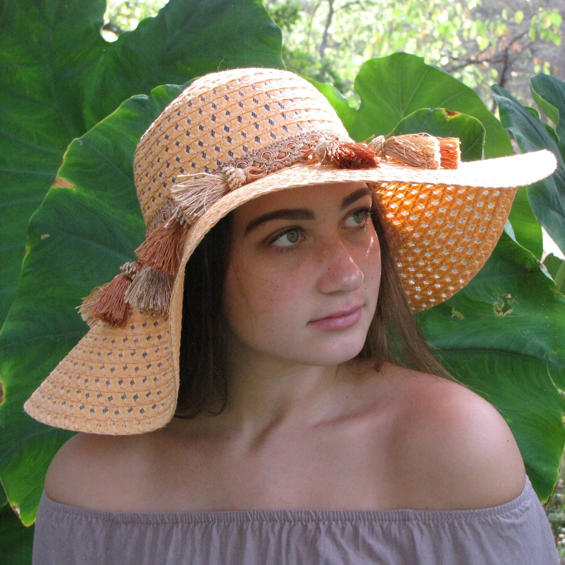Boho Style Orange Floppy Hut Mit Breiter Krempe Und Fun Pom Poms. Dies Ist Wirklich Ein Von Einer Art Für Einen Einzigartigen Look Boho Style Orange Floppy Hut Mit Breiter Krempe Und Fun Pom Poms. Dies Ist Wirklich Ein Von Einer Art Für Einen Einzigartigen Look von Hidehideho