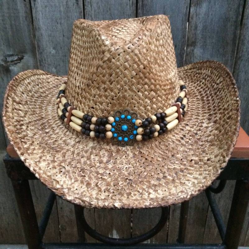 Braun Und Weisser Cowboy Hut Im Vintage Look Mit Beige Perlen Hutband Einem Türkisen Medaillon Auf Der Vorderseite Braun Und Weisser Cowboy Hut Im Vintage Look Mit Beige Perlen Hutband Einem Türkisen Medaillon Auf Der Vorderseite von Hidehideho