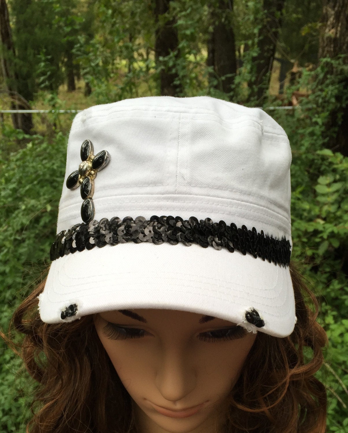 Flat Top Cap Im Vintage Look in Weiß Mit Einem Schwarzen Pailletten Hutband Und Schwarz Silbernen Kreuz Flat Top Cap Im Vintage Look in Weiß Mit Einem Schwarzen Pailletten Hutband Und Schwarz Silbernen Kreuz von Hidehideho