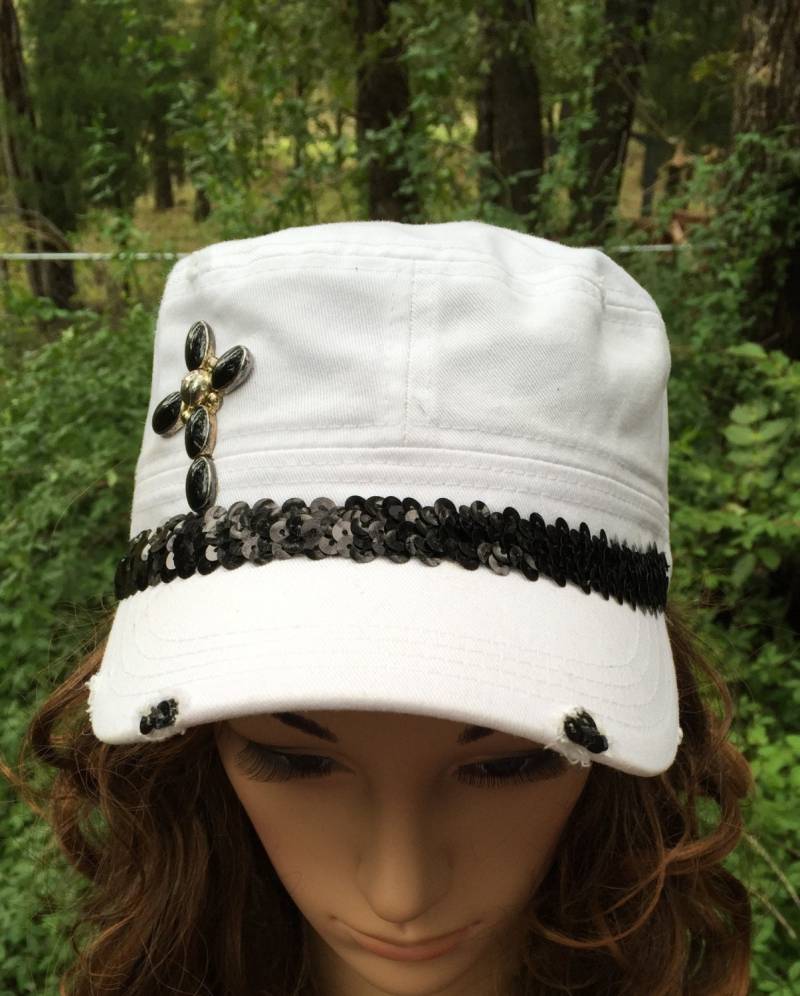 Flat Top Cap Im Vintage Look in Weiß Mit Einem Schwarzen Pailletten Hutband Und Schwarz Silbernen Kreuz Flat Top Cap Im Vintage Look in Weiß Mit Einem Schwarzen Pailletten Hutband Und Schwarz Silbernen Kreuz von Hidehideho