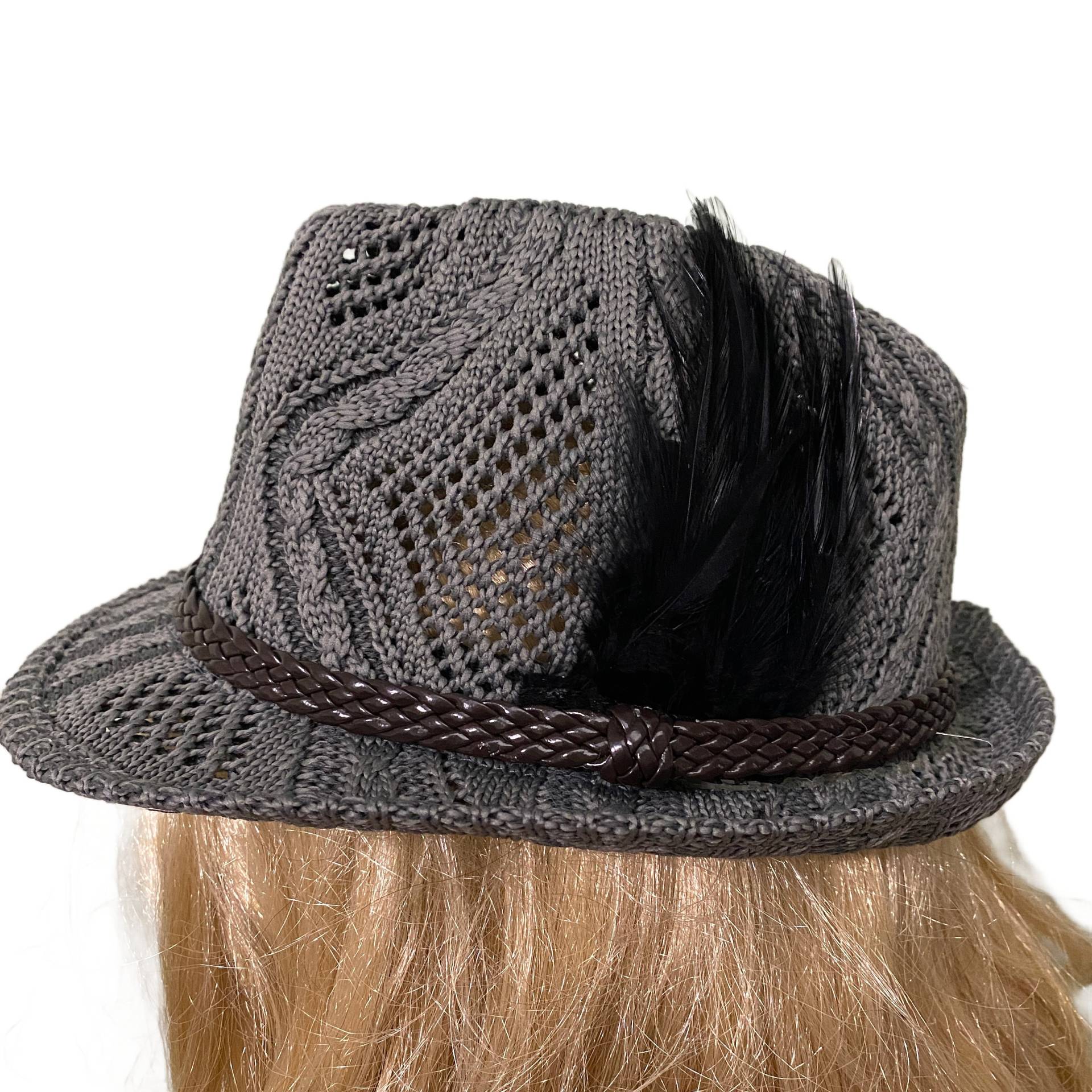 Grauer Gehäkelter Fedora Mit Grauem Geflochtenen Lederband, Verziert Federn Grauer Gehäkelter Fedora Mit Grauem Geflochtenen Lederband, Verziert Federn von Hidehideho