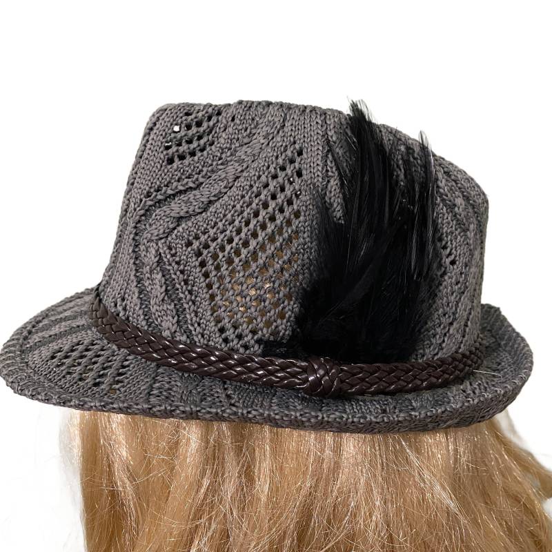 Grauer Gehäkelter Fedora Mit Grauem Geflochtenen Lederband, Verziert Federn Grauer Gehäkelter Fedora Mit Grauem Geflochtenen Lederband, Verziert Federn von Hidehideho