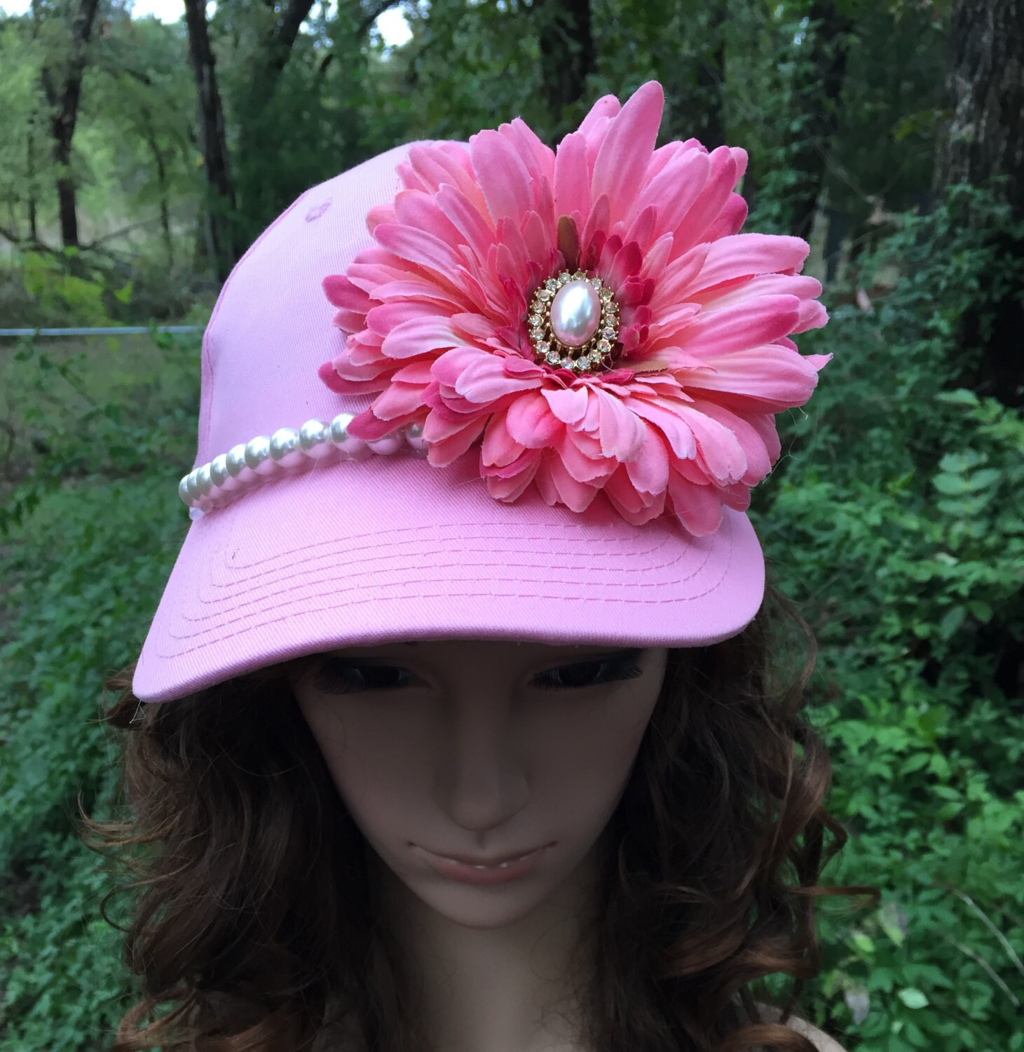 Kugelkappe in Pink Mit Blume Und Anhänger Der Mitte Kugelkappe in Pink Mit Blume Und Anhänger Der Mitte von Hidehideho