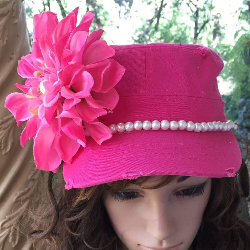 Pink Sabby Chic Flacher Zylinder Mit Rosa Blume Und Einem Weißen Perlenband Pink Sabby Chic Flacher Zylinder Mit Rosa Blume Und Einem Weißen Perlenband von Hidehideho