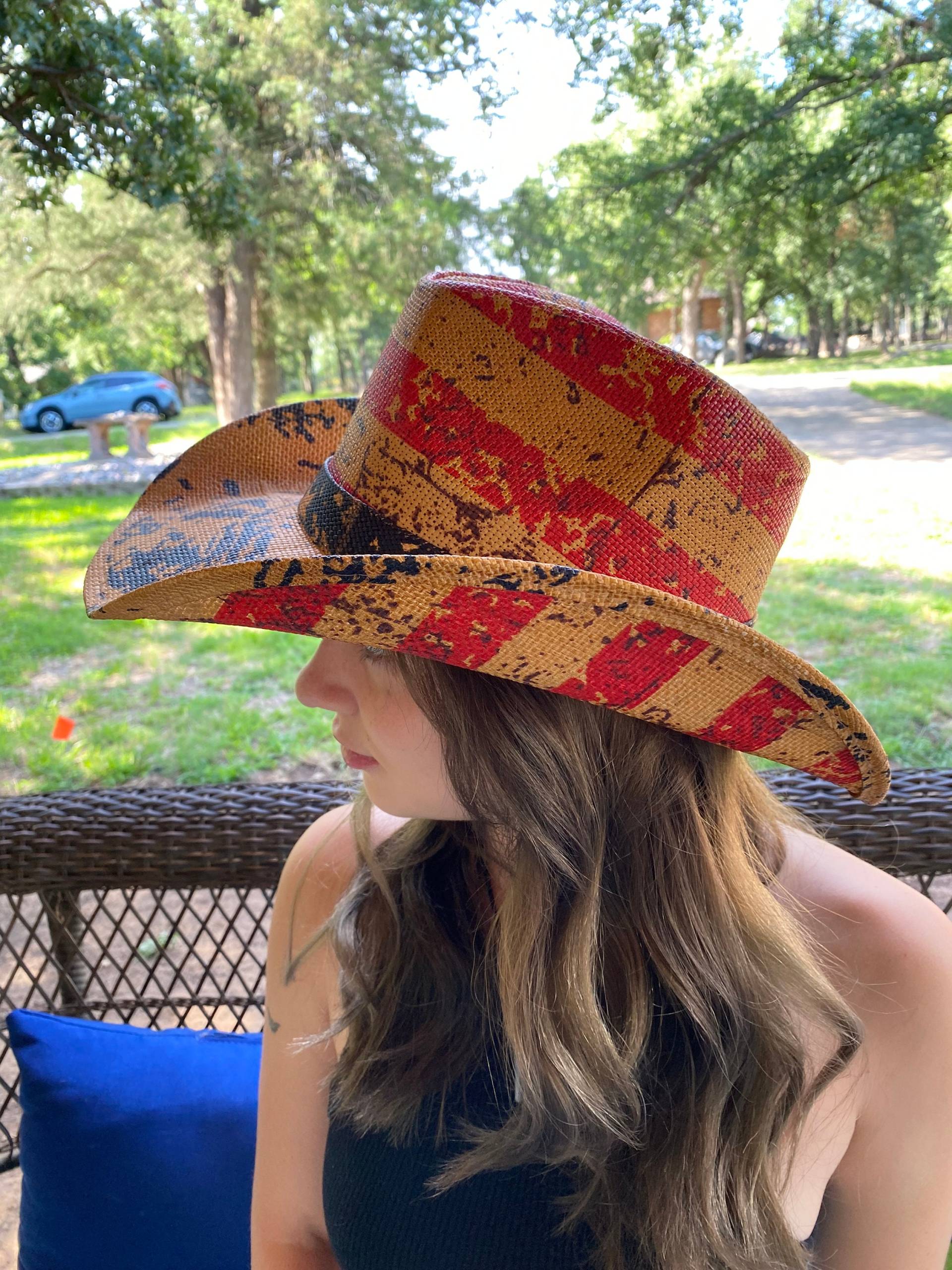 Rot, Blau Und Weißer Cowboy Hut Aus Stroh Im Vintage Look Mit Blauem Hutband Einem Adler Flagge Medaillon Rot, Blau Und Weißer Cowboy Hut Aus Stroh Im Vintage Look Mit Blauem Hutband Einem Adler Flagge Medaillon von Hidehideho