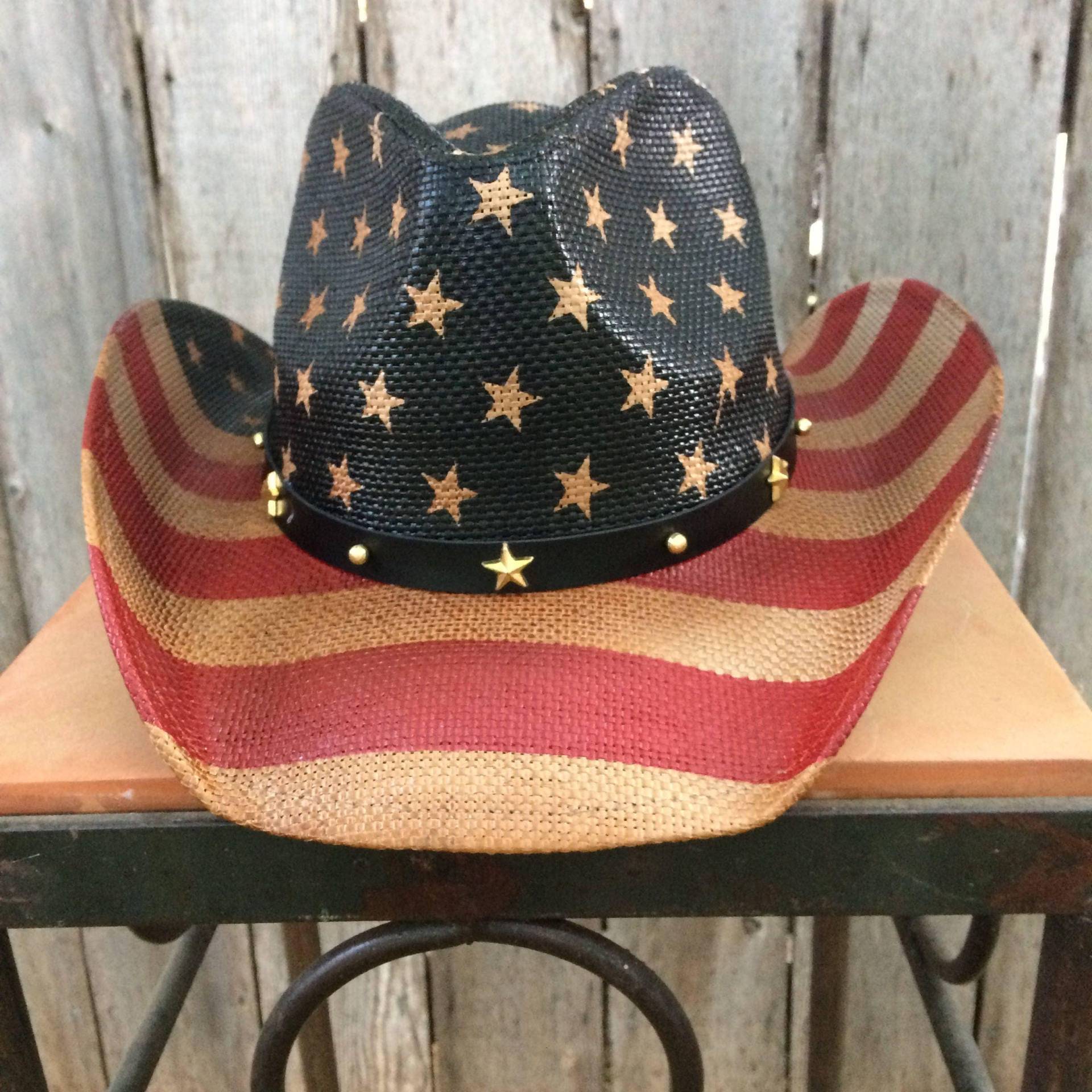 Rot, Weiß Und Blau Stars & Stripes Cowboy Hut Im Vintage Look. Monogrammiert Mit Usa Am Hinteren Rand Rot, Weiß Und Blau Stars & Stripes Cowboy Hut Im Vintage Look. Monogrammiert Mit Usa Am Hinteren Rand von Hidehideho