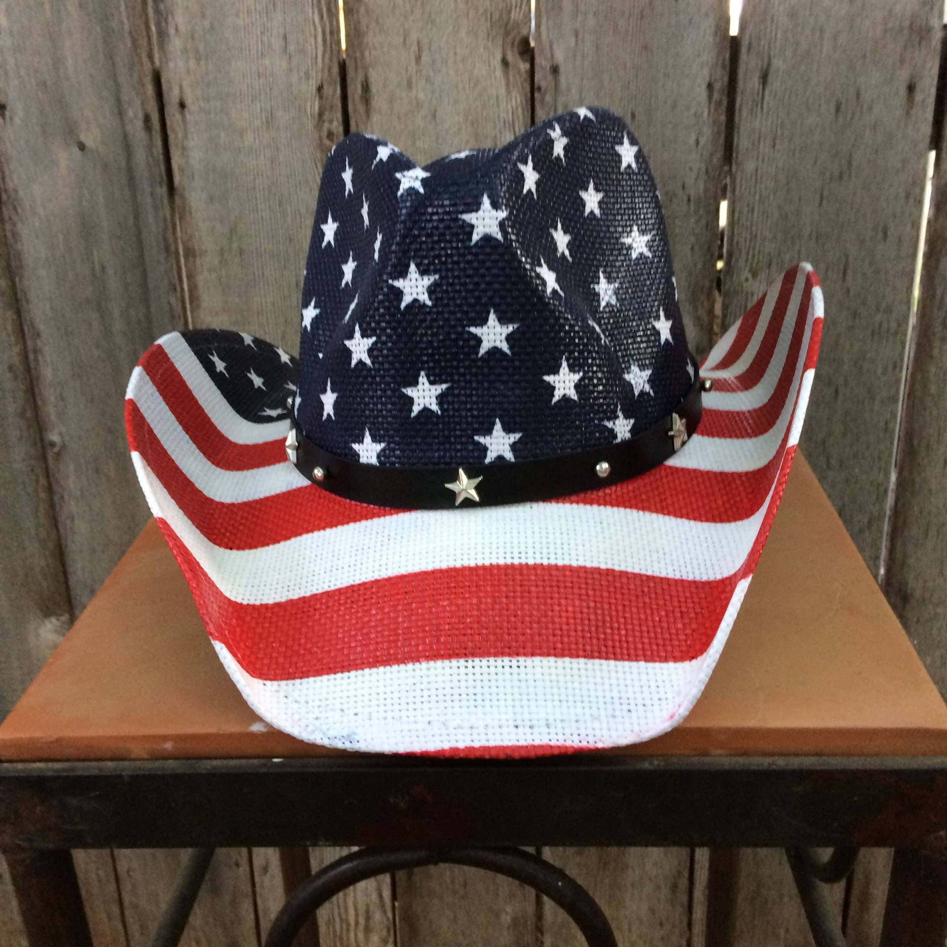 Rot, Weiß Und Blau Stars & Stripes Cowboy-Hut. Monogrammiert Mit Usa Am Hinteren Rand Rot, Weiß Und Blau Stars & Stripes Cowboy-Hut. Monogrammiert Mit Usa Am Hinteren Rand von Hidehideho