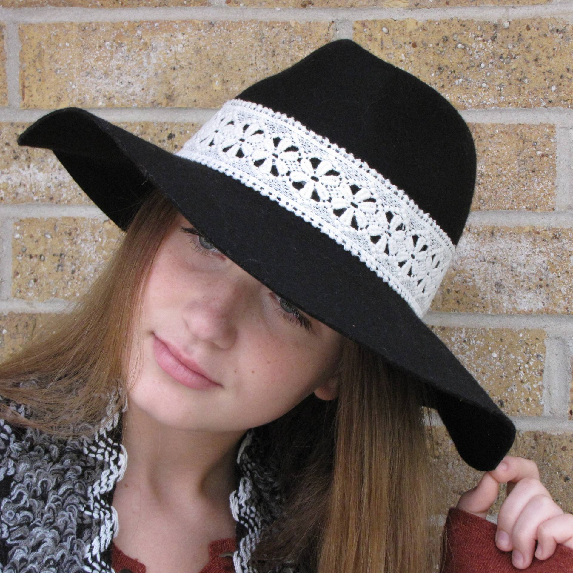 Schwarzer Fedora Floppy Hut Mit Breiter Krempe Und Gehäkeltem Spitzen Hutband Schwarzer Fedora Floppy Hut Mit Breiter Krempe Und Gehäkeltem Spitzen Hutband von Hidehideho