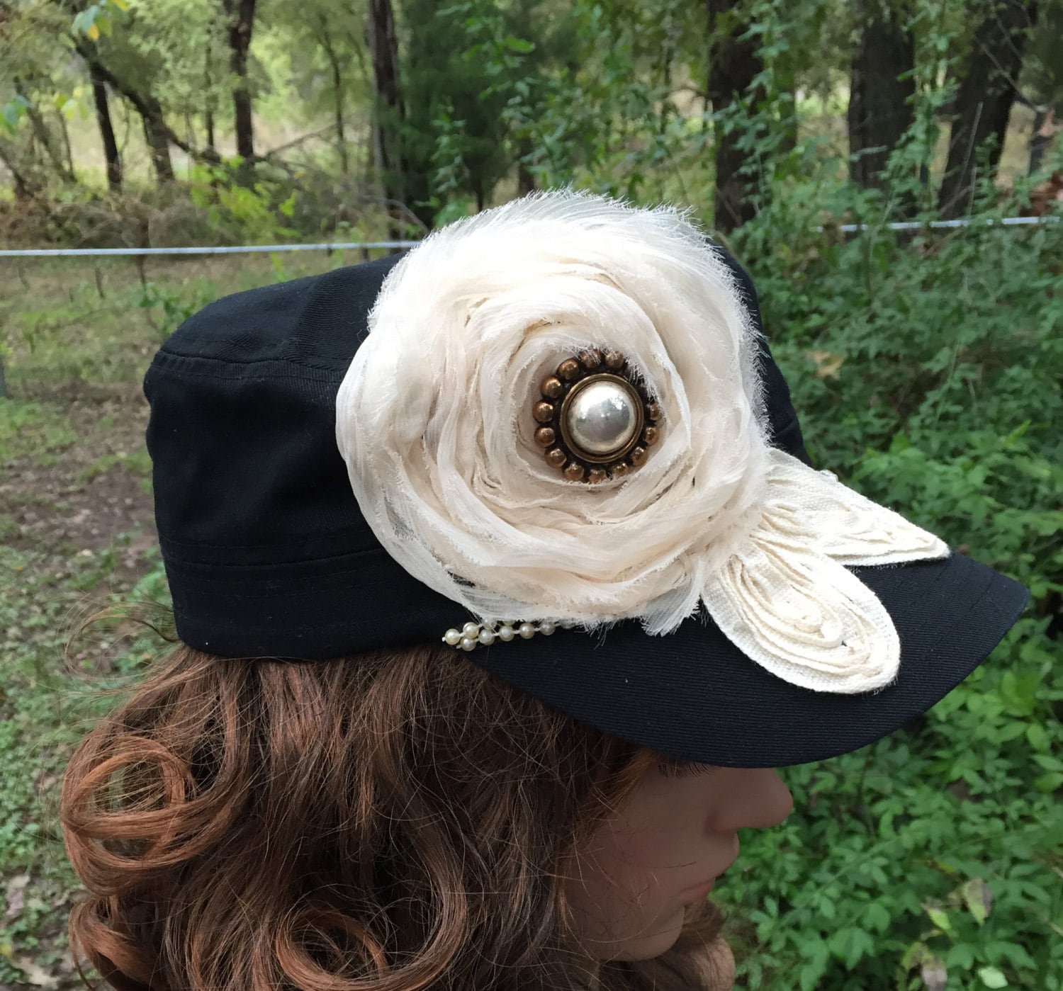 Schwarzer Flachzylinder Mit Einer Weißen Shabby Chic Blume Und Einem Perlen Hutband Schwarzer Flachzylinder Mit Einer Weißen Shabby Chic Blume Und Einem Perlen Hutband von Hidehideho