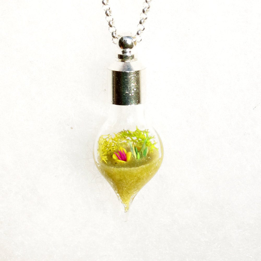 Terrarium Schmuck, Gelbe Halskette, Miniatur Garten Erde Skulptur Halskette Von Hieropice Terrarium Schmuck, Gelbe Halskette, Miniatur Garten Erde Skulptur Halskette Von Hieropice von Hieropice