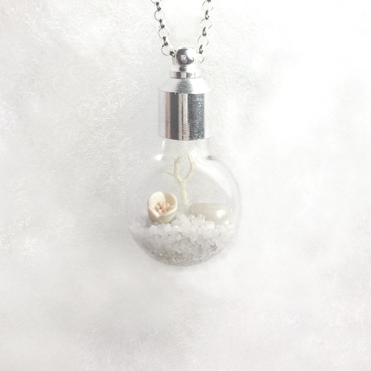Winter Weiße Terrarium Anhänger Halskette, Cognac Vial, Glas Anhänger, Blume Halskette Winter Weiße Terrarium Anhänger Halskette, Cognac Vial, Glas Anhänger, Blume Halskette von Hieropice