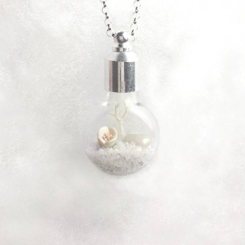 Winter Weiße Terrarium Anhänger Halskette, Cognac Vial, Glas Anhänger, Blume Halskette Winter Weiße Terrarium Anhänger Halskette, Cognac Vial, Glas Anhänger, Blume Halskette von Hieropice