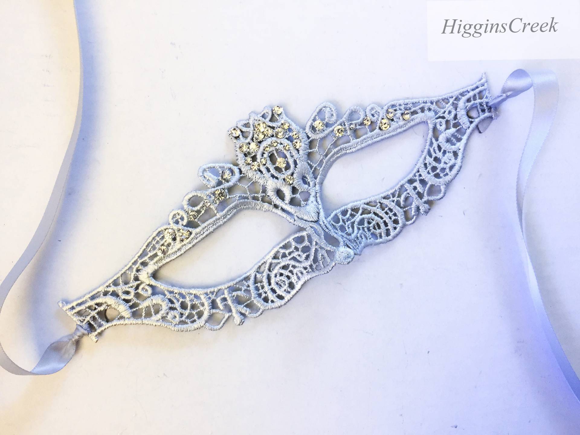 Aufwendige Silberne Masquerade Masken - Damen Spitzen Maske Für Abschlussball Hochzeiten Galas von HigginsCreek