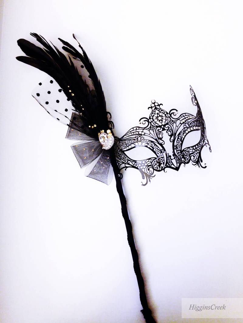 Benutzerdefinierte Frauen Maskenmaske Mit Gold Verzierung, Federn, Tüll von HigginsCreek