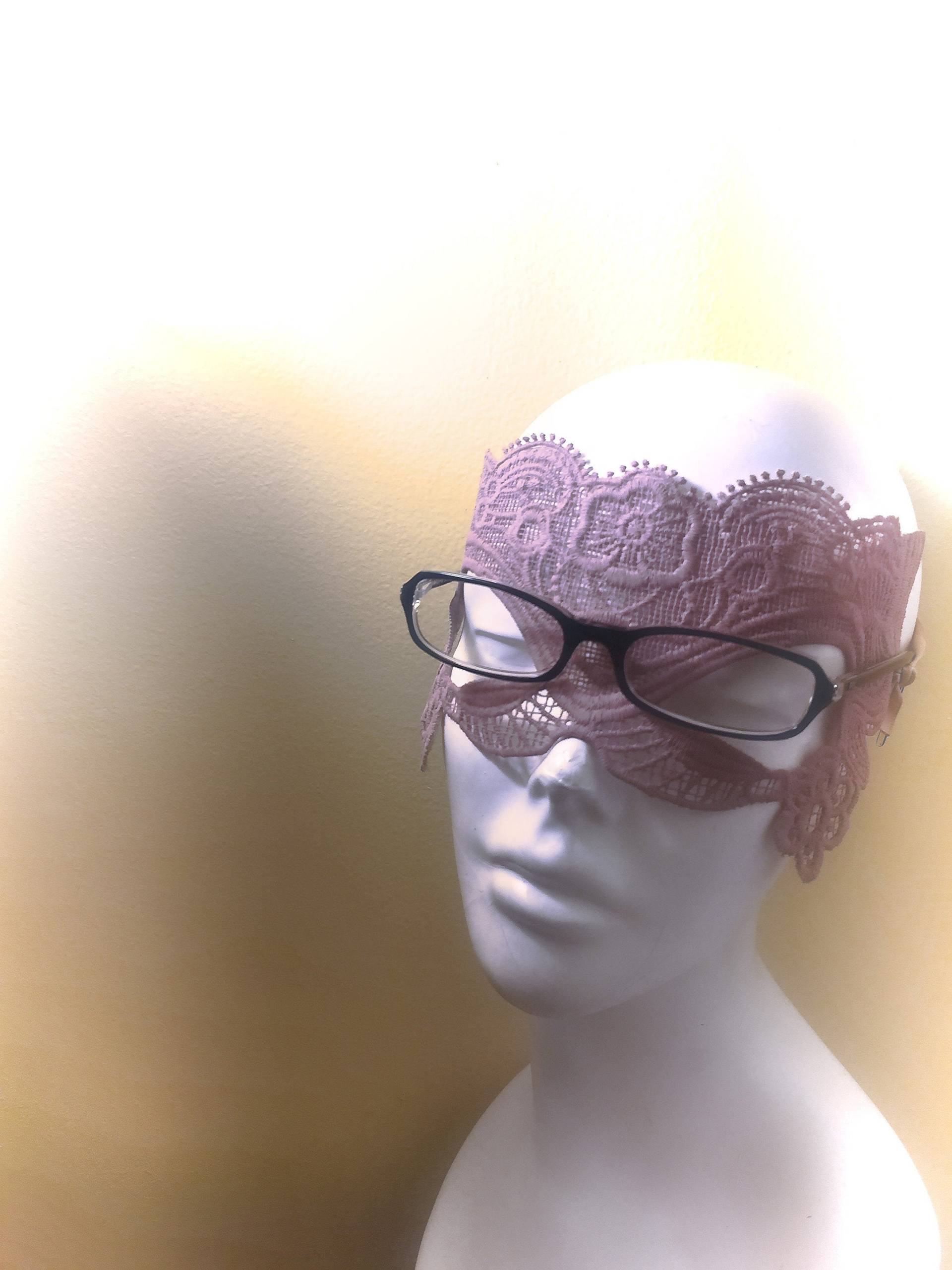 Brillen Freundliche Rosa Spitze Maskerade Maske von HigginsCreek