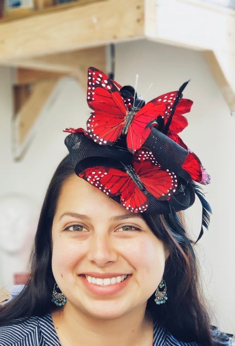 Derby Fascinator Hut, Roter Kopfschmuck, Schmetterling Hut von HigginsCreek