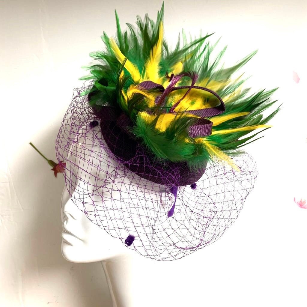 Mardi Gras Fascinator Feder Fischnetz Schleier Lila Grün Gold Hut von HigginsCreek