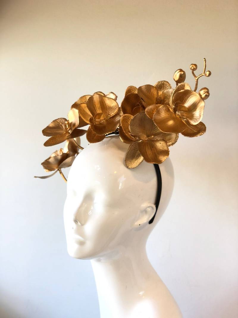 Gold Blumen Haarband, Orchidee Stirnband, Frauen Krone Fascinator Hut von HigginsCreek