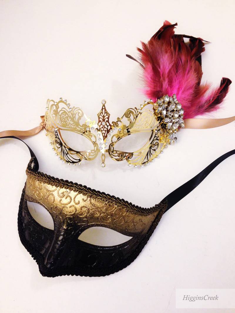 Gold Rosa Feder Damen & Schwarz Herren Maske Paar von HigginsCreek