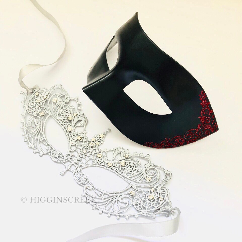 Schwarz Rote Maske Mit Weißen Spitzen Masken Set von HigginsCreek
