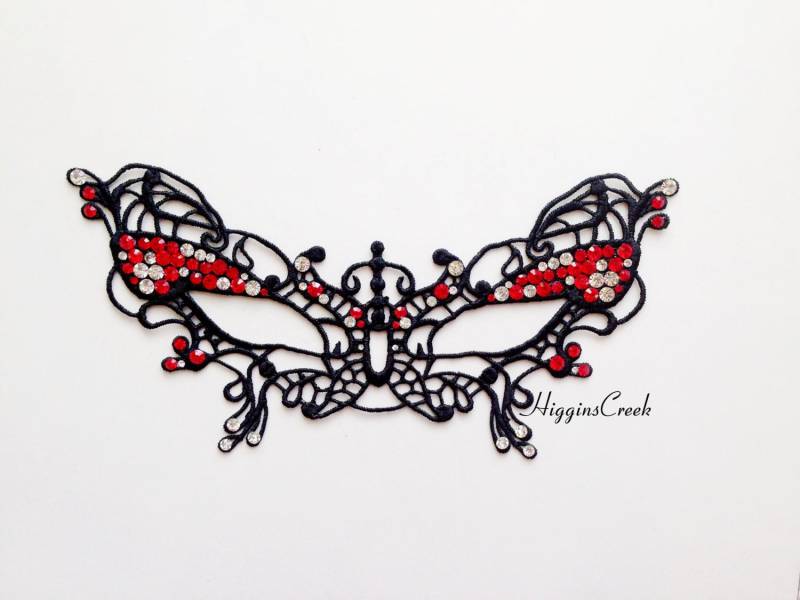Schwarze Spitzenmaske Frauen Rote Strasssteine Masquerade Maske Karneval Party Geburtstagsmaske von HigginsCreek