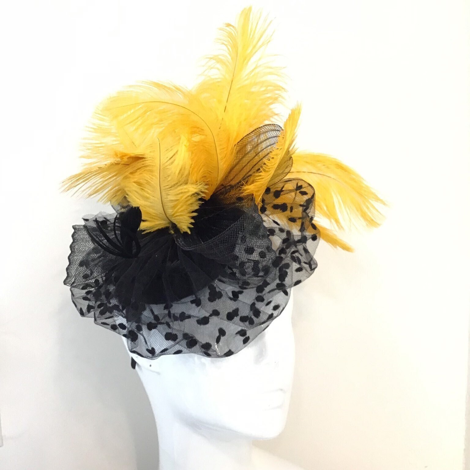 Schwarzer Fascinator-Feder-Cocktailhut, Damen-Derby-Partyhut, Feder-Kopfbedeckung von HigginsCreek