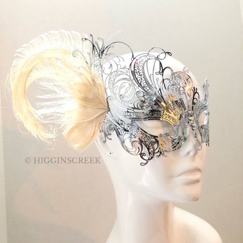 Silberne Frauen Maskerade Maske Mit Elfenbeinfarbenen Federn von HigginsCreek