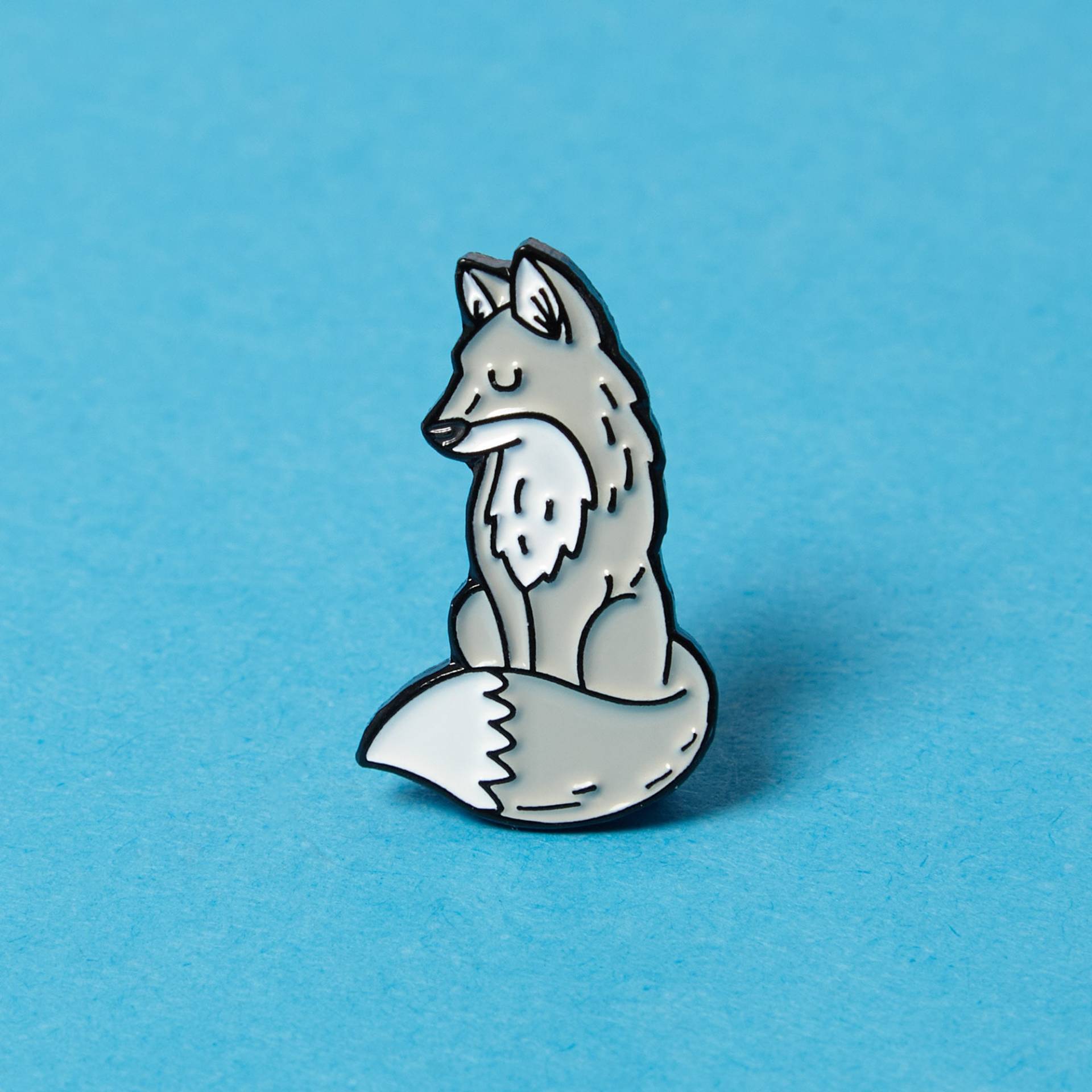 Grauer Fuchs - Emaille Pin von Higglebees
