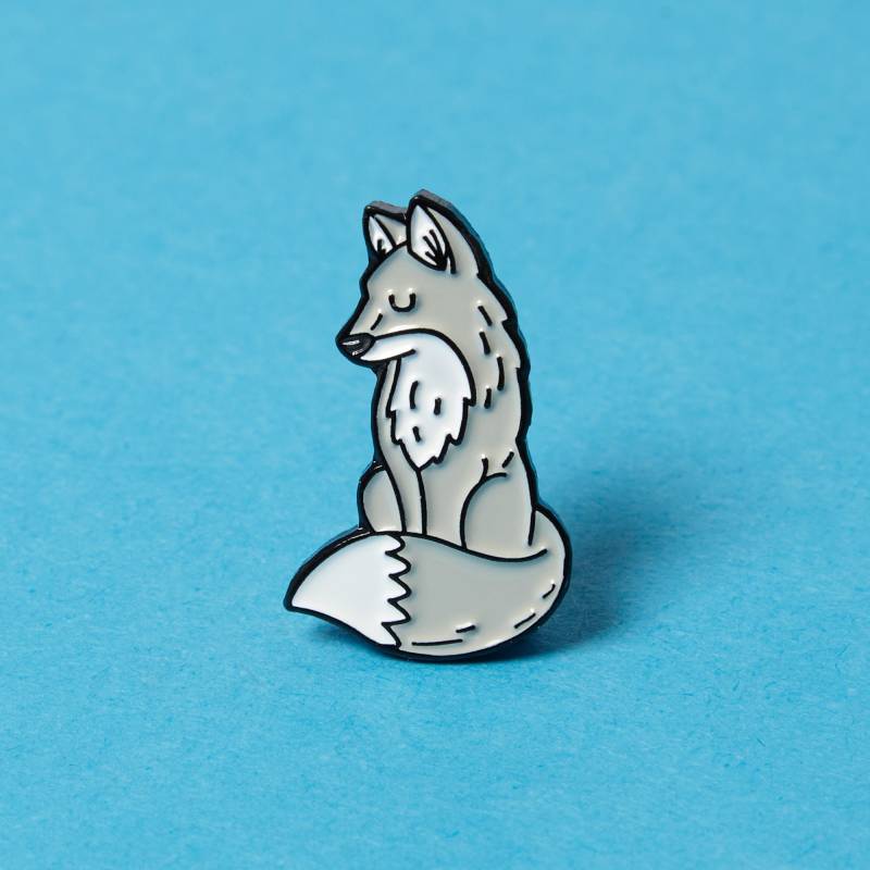 Graufuchs Emaille Pin Abzeichen - Süsses Waldtier Waldwildnis Geschenk Naturliebhaber Accessoire Fuchs Brosche Anstecker Für Rucksack Oder Jacke von Higglebees