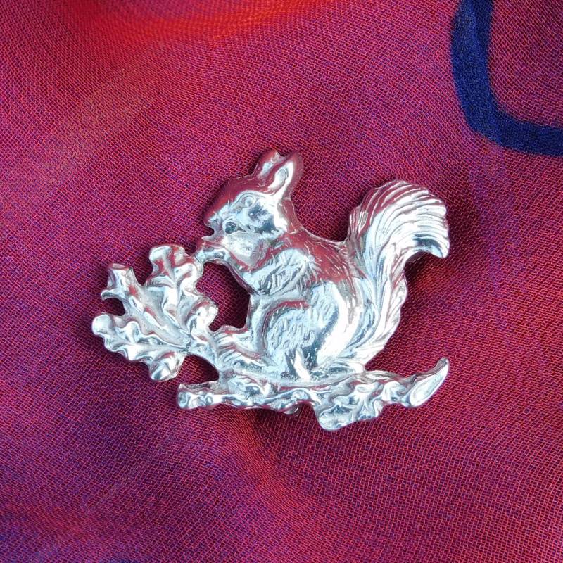 Eichhörnchen Brosche, Handgefertigter Schmuck Von William Sturt, Geschenk Zur Zinnhochzeit von HighCountryPewter