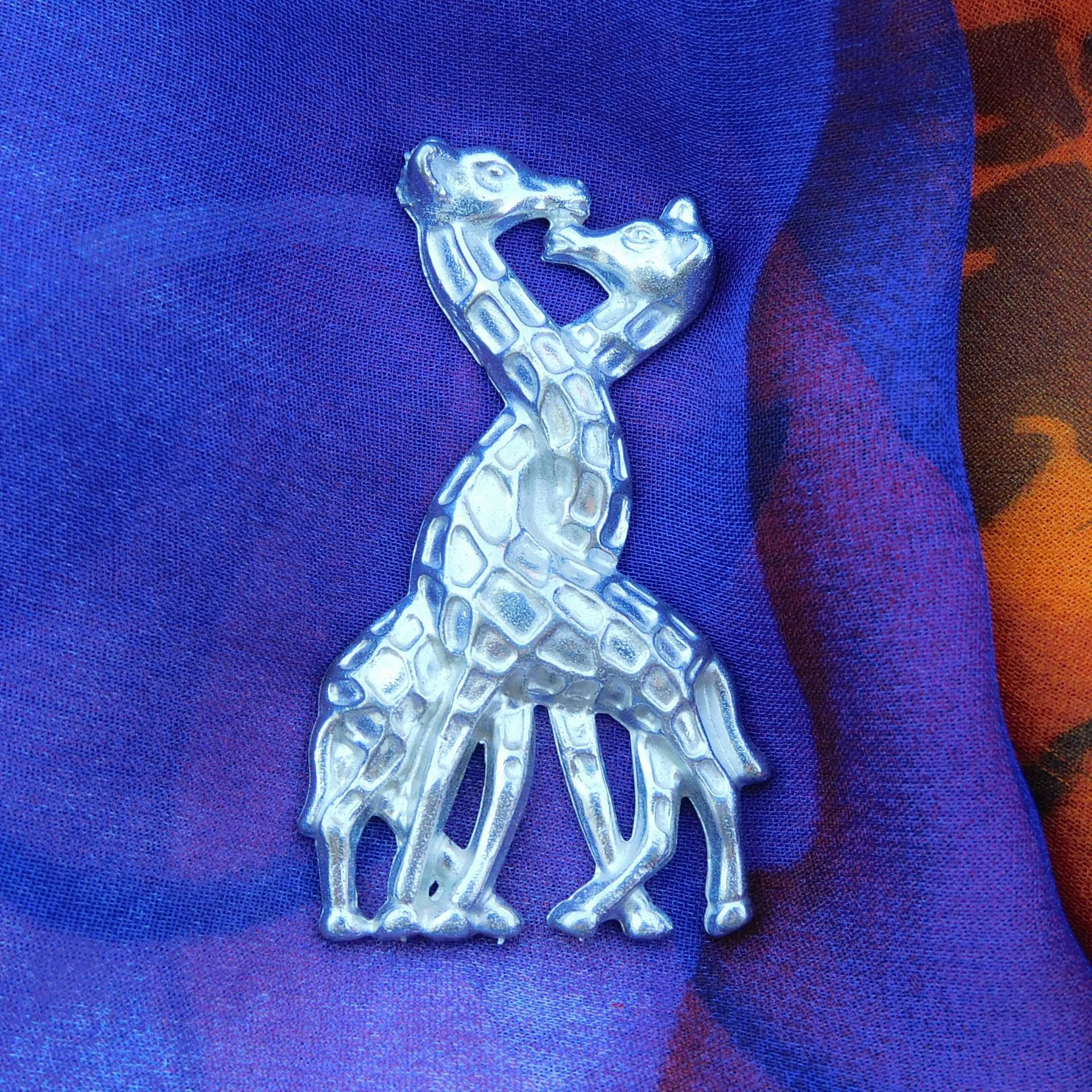 Giraffenbrosche, Brosche Mit Verschlungenen Giraffen, Handgegossener Schmuck, Handgefertigter Schmuck Aus Feinzinn, Von William Sturt von HighCountryPewter