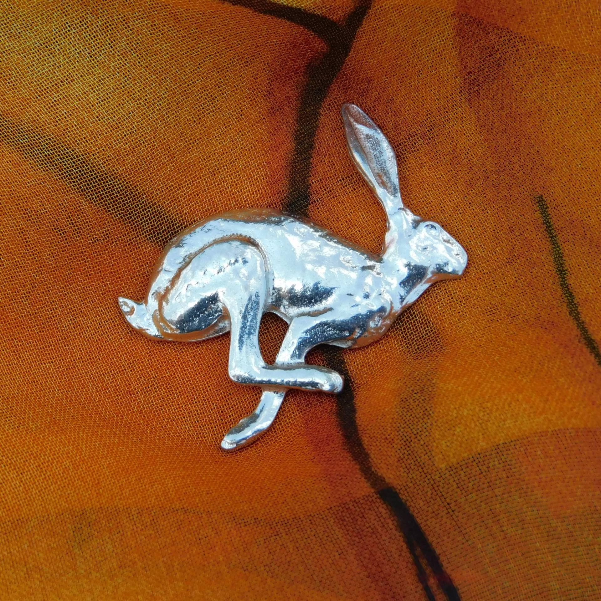 Kaninchen Brosche Aus Zinn, Handgefertigt Von William Sturt Fine Pewter, Kleines Naturgeschenk Oder Zinnhochzeit von HighCountryPewter