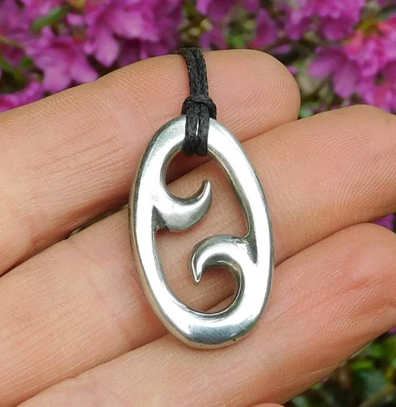 Maori-Anhänger, Surfer-Anhänger, Handgefertigt Aus Zinn, Entworfen in Neuseeland, Hergestellt Frankreich Von William Sturt von HighCountryPewter