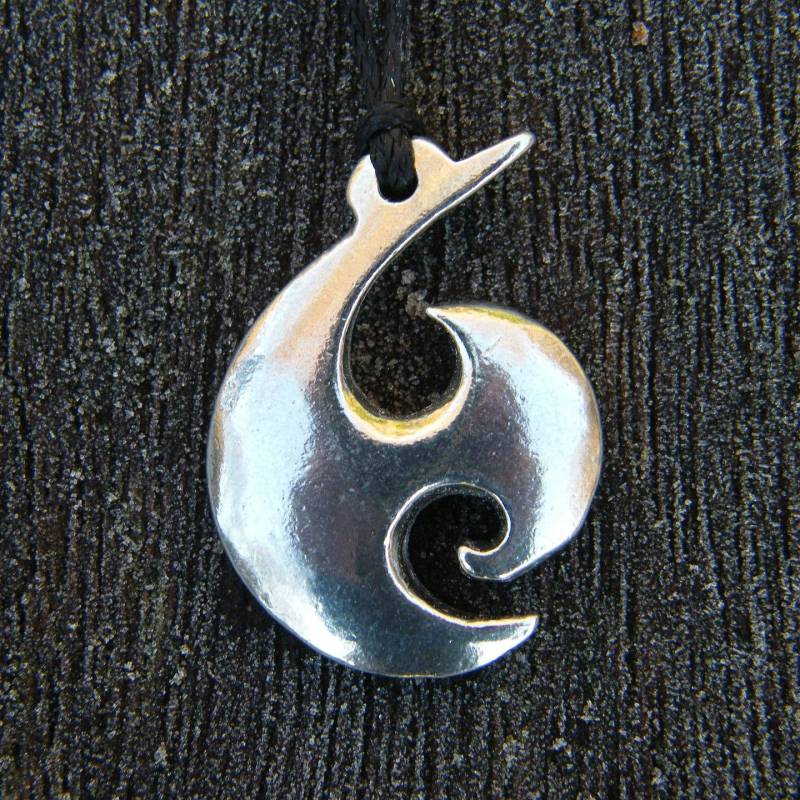 Maori-Anhänger, Zeremonielle Axt, Handgefertigt in Zinn, Entworfen Neuseeland, Hergestellt Frankreich Von William Sturt von HighCountryPewter