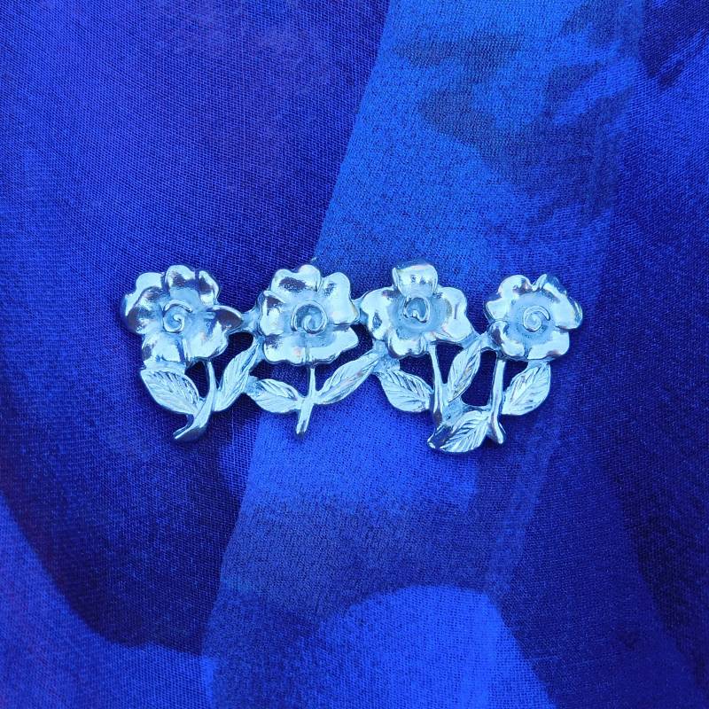 Vergissmeinnicht Brosche Mit Vier Blüten, Handgefertigt Aus Zinn Von William Sturt von HighCountryPewter