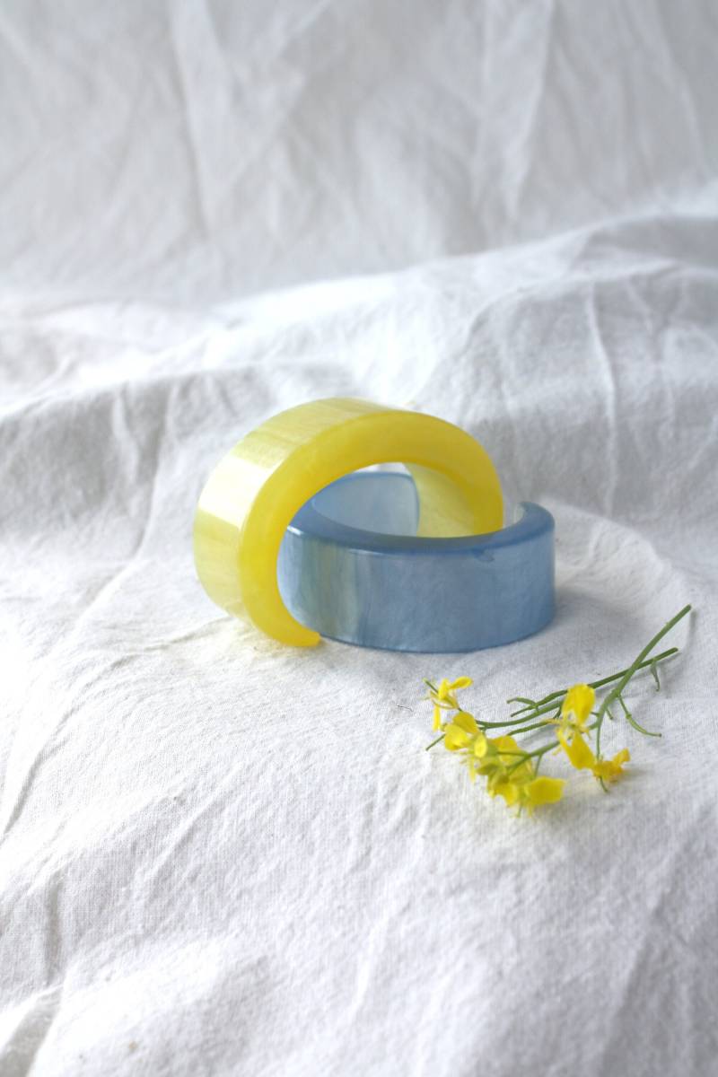 50Er Jahre Lucite Armbänder Blau Und Gelb Set Vintage Vtg Retro Groovy Statement Schmuck von HighHorseVintageShop