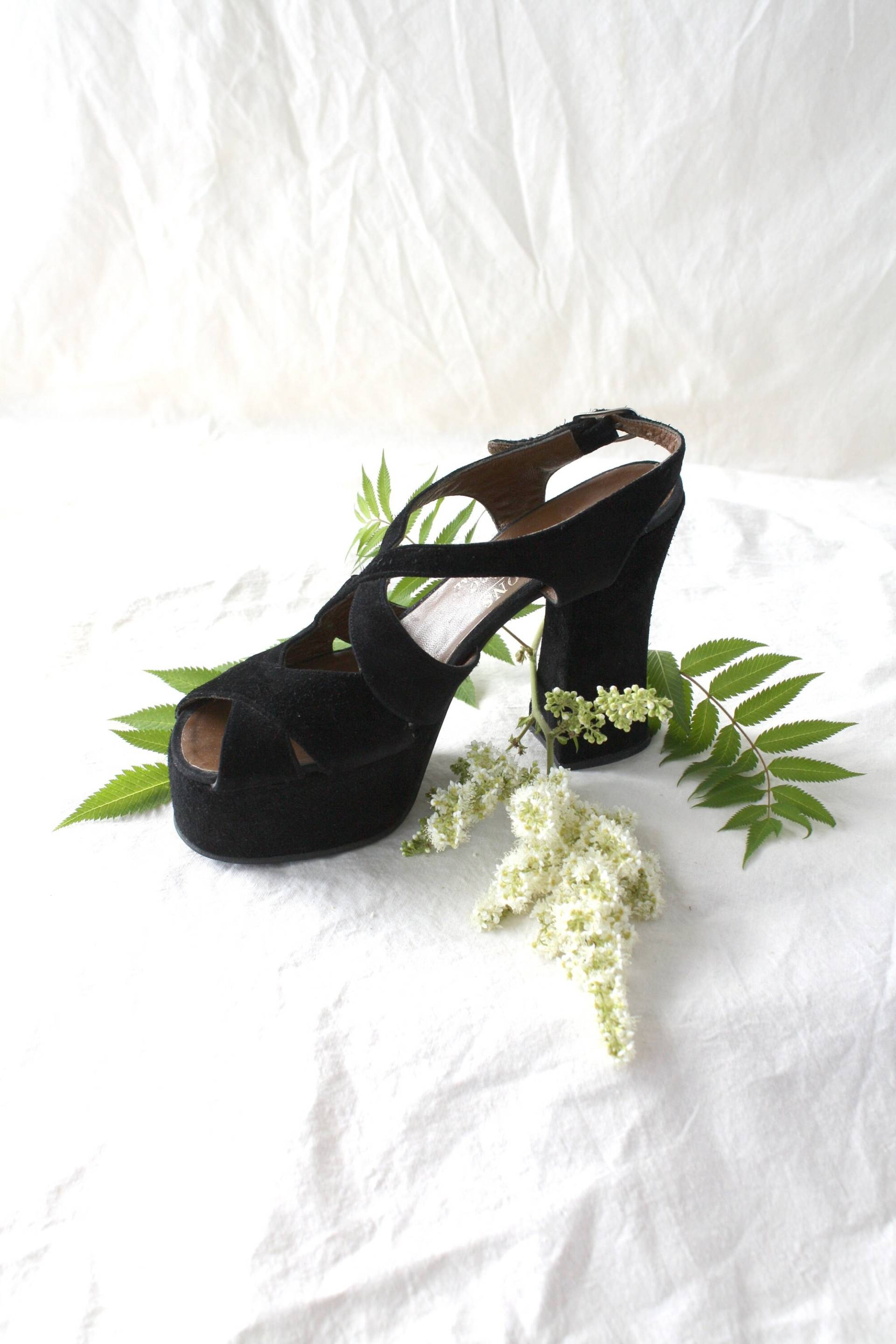 Vintage 70Er Jahre Schwarze Wildleder Plateau Heels, Riemchen Disco Schuhe 5 von HighHorseVintageShop