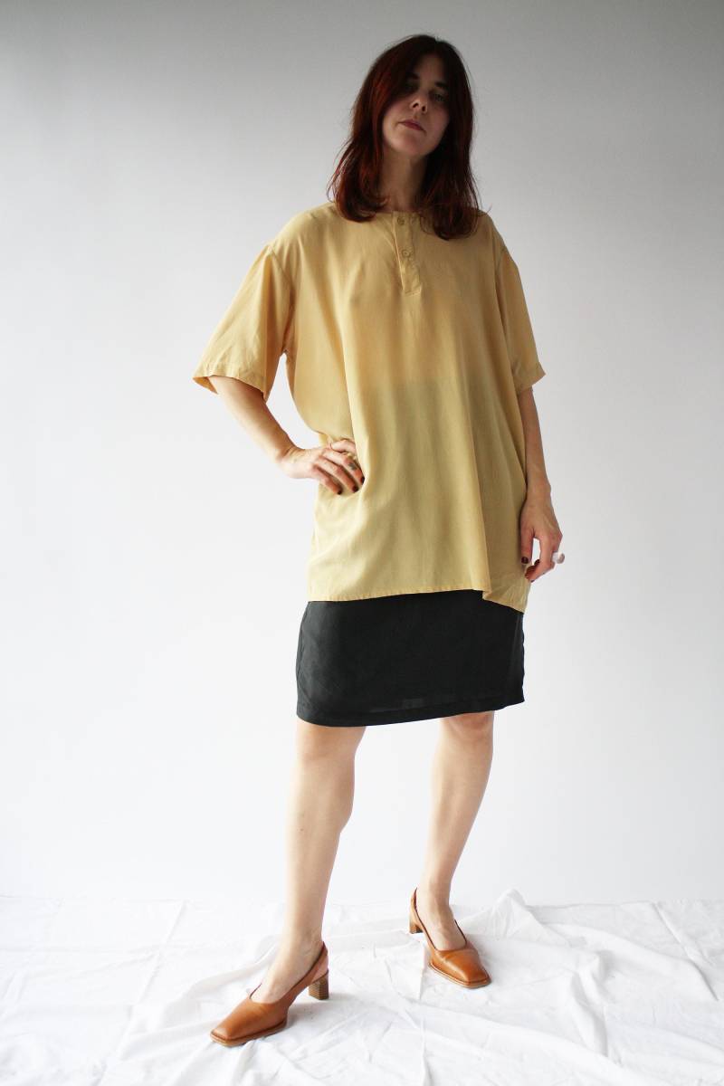 80Er Seide Shirt Boxy Form Xl Henley Neckline Chic Vintage Classics Soft Ocker Gelb Pastell von HighHorseVintageShop