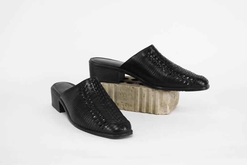 Schwarze Vintage 1990Er Jahre Webschuh Mit Spitzer Schuhspitze Und Kleinem Blockabsatz von HighHorseVintageShop