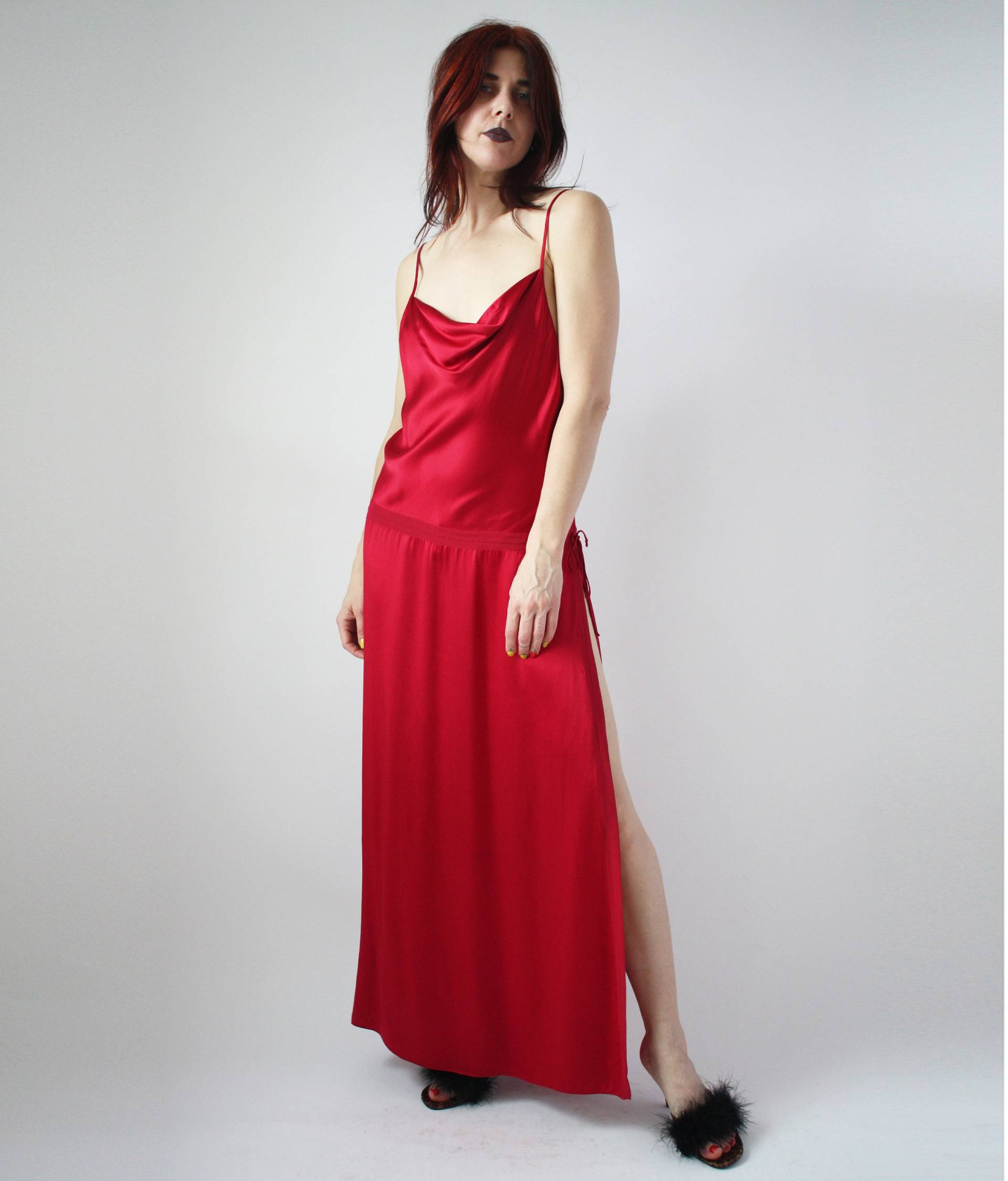 Vintage Rotes Seiden Kleid Wasserfallausschnitt, Spaghetti Träger Abendkleid von HighHorseVintageShop