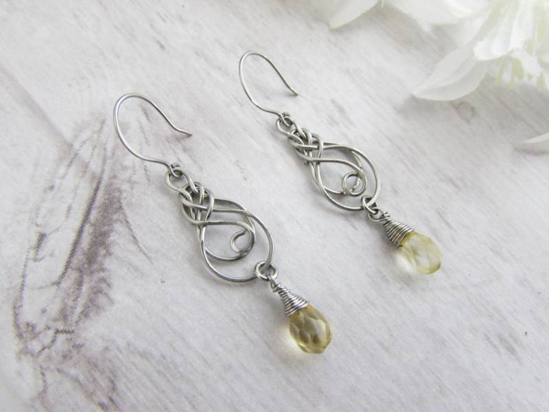 Handgefertigte Stein Ohrringe - Draht Gewickelt Teardrop Sensible Ohrhänger Handgemachte von HighPassBodyJewelry